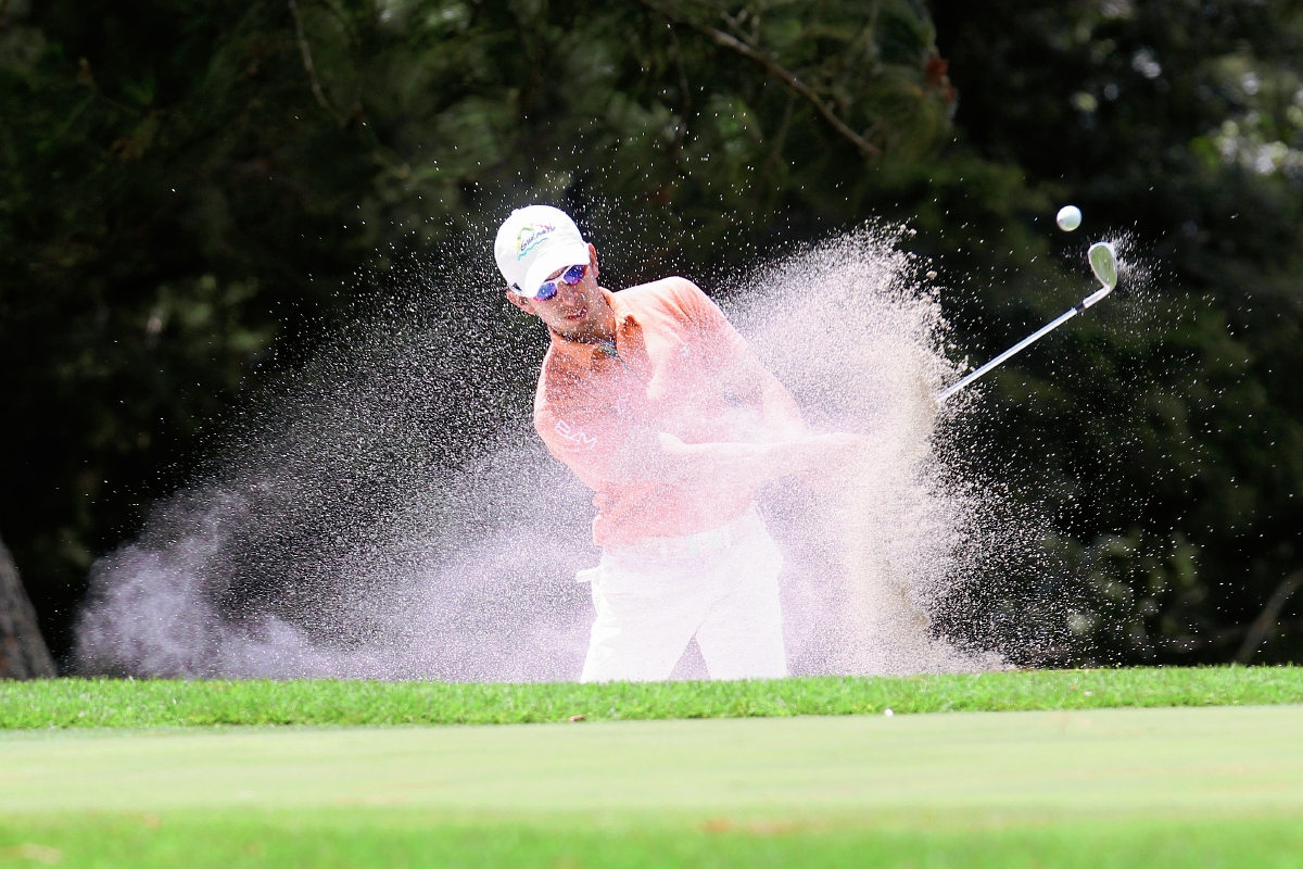 Pablo Acuña saliendo en una trampa de arena en el hoyo nueve del par 72 de Hacienda Nueva Country Club, en San José Pinula. (Fotos Prensa Libre: Oscar Felipe).