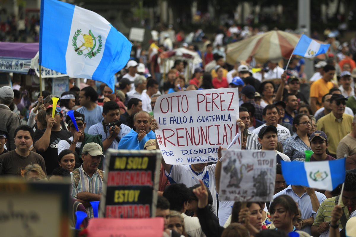 Carteles, disfraces y consignas, fueron las formas de expresión de los ciudadanos. (Foto Prensa Libre: Hemeroteca PL)