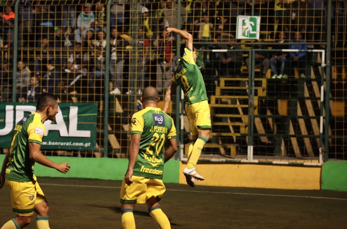 Deportivo Petapa demostró el talento de sus jugadores en el primer tiempo del partido contra los cremas. (Foto Prensa Libre: Edwin Fajardo).