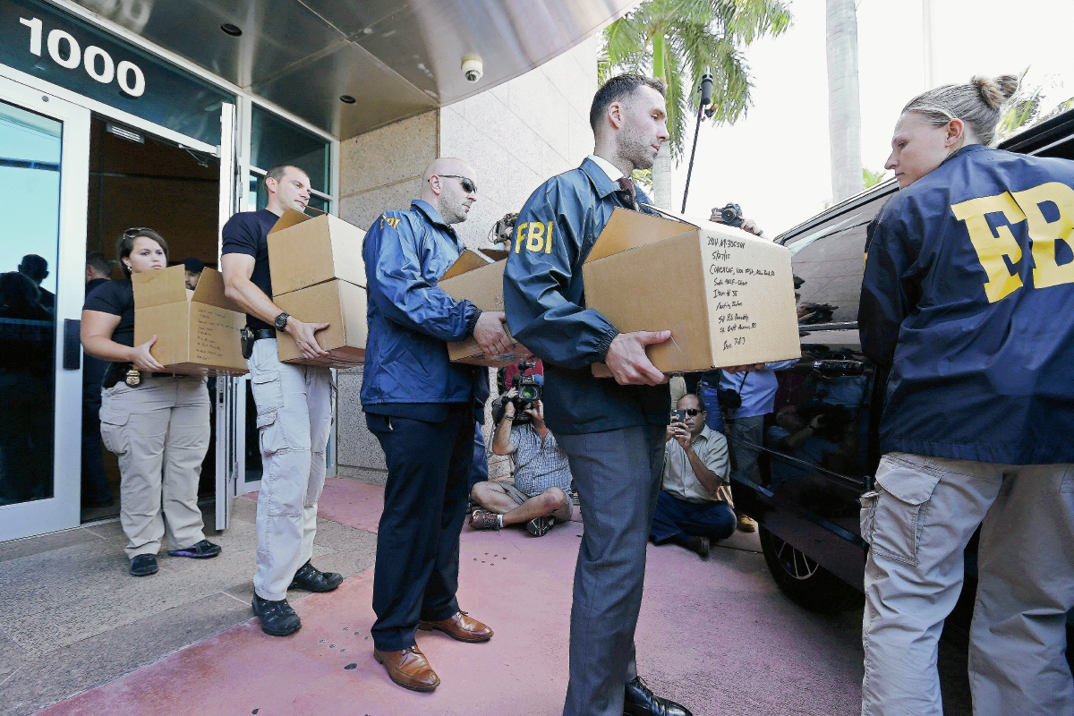 Agentes de la FBI incautan documentos y computadoras de las oficinas de la Concacaf. (Foto Prensa Libre: AFP)