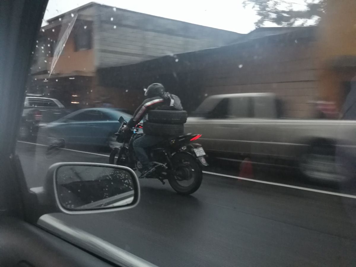 Algunos motoristas hacen maniobras que parecieran increíbles. (Foto Prensa Libre: César Pérez)