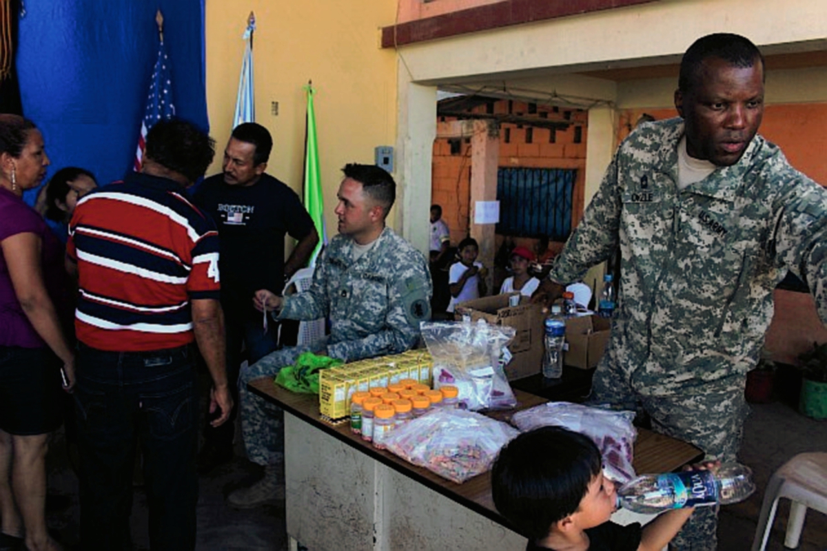 Personal médico de los Estados Unidos brinda atención a pobladores de La Blanca, San Marcos. (Foto Alexander Coyoy)