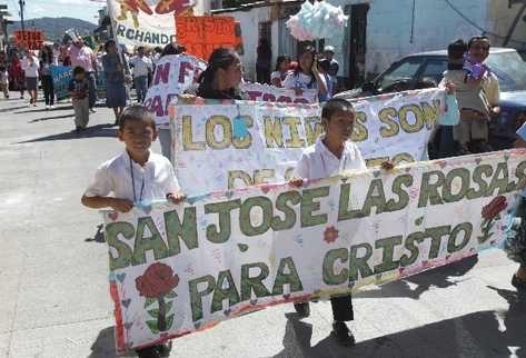 iglesias evangélicas de la zona 6 de Mixco se unen para presenciar testimonios de vida.