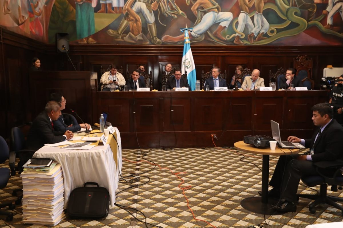 Representantes del Ministerio Público tienen una audiencia con la Comisión Pesquisidora por las diligencias de antejuicio en contra del presidente Jimmy Morales. (Foto Prensa Libre: Esbin García)