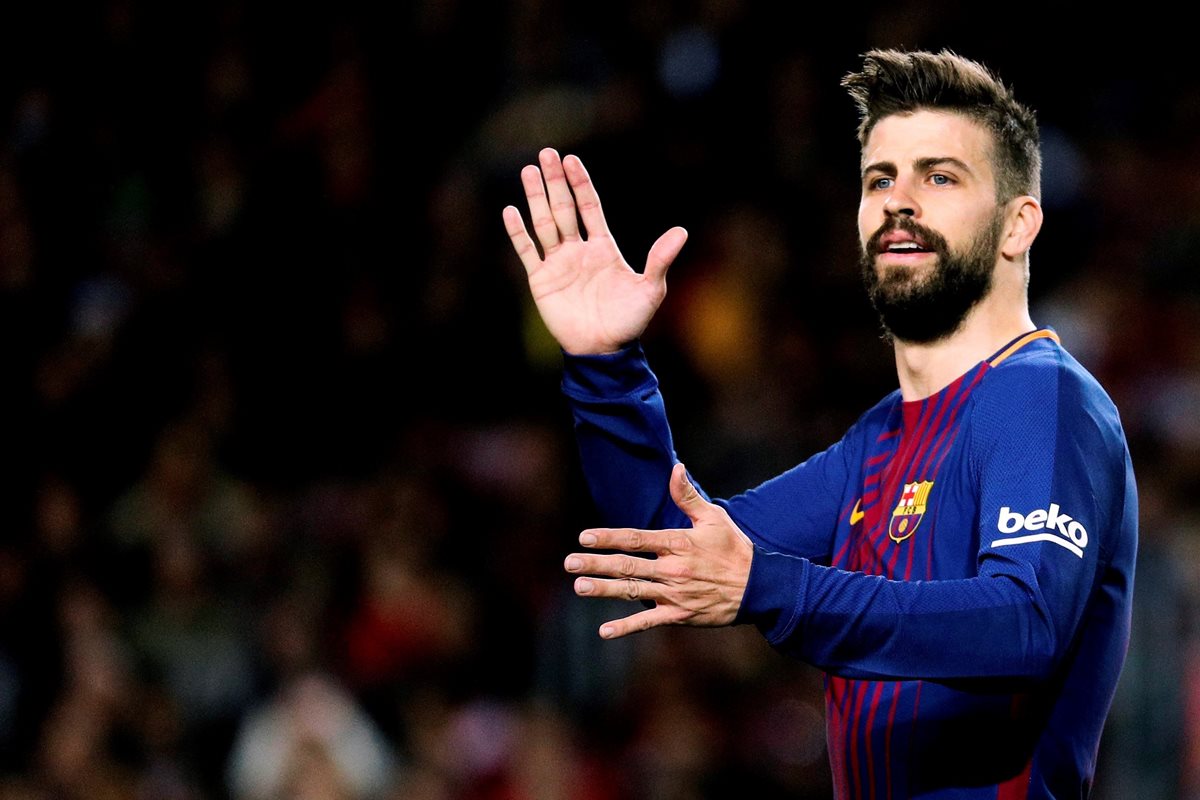 El defensa del FC Barcelona, Gerard Piqué también reclamó el planteamiento táctico. (Foto Prensa Libre: EFE)