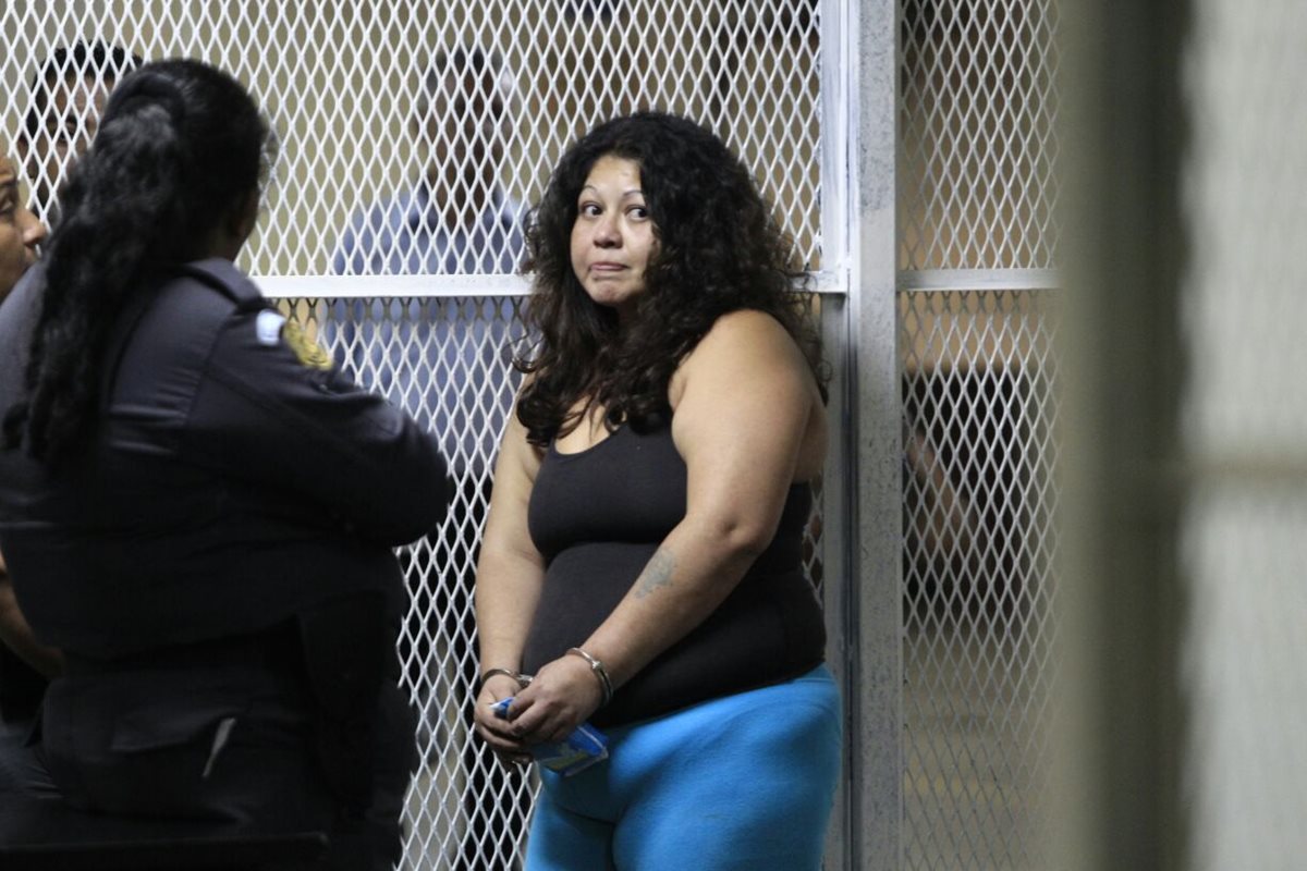 La mujer señalada de haber atacado a una guardia del Organismo Judicial asegura que solo se defendía. (Foto Prensa Libre: Carlos Hernández)