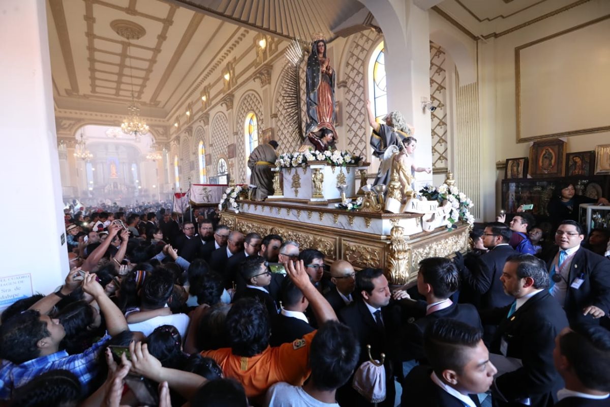 En el Santuario de la Virgen de Guadalupe de la zona 1 de la capital, decenas de católicos demuestran su devoción. (Foto Prensa Libre: Carlos Hernández Ovalle)