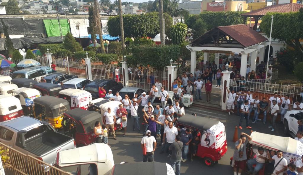 Vista de la protesta de conductores de mototaxis en Barberena, Santa Rosa. (Fotos Prensa Libre: Oswaldo Cardona)