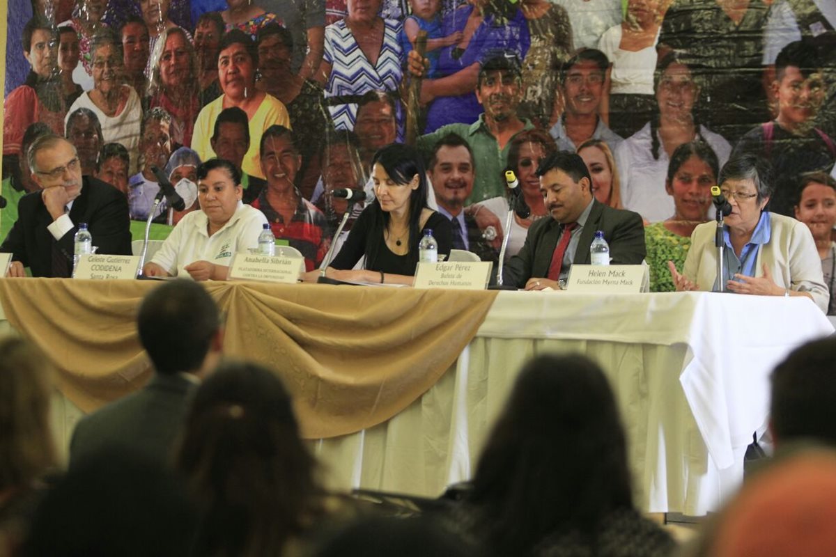 Personalidades de Derechos Humanos hablan del rol de los defensores en la lucha contra la impunidad. (Foto Prensa Libre: Edwin Bercián)