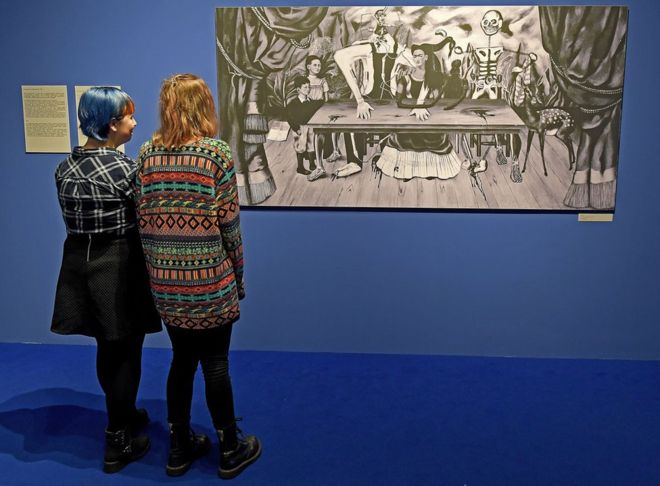 El Centro Cultural ZAMEK de Pozna? busca pistas sobre "La mesa herida" con una exposición en la que le pregunta directamente sobre ello a los visitantes. GETTY IMAGES