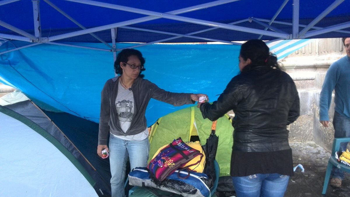 Las activistas en huelga de hambre piden la renuncia del presidente Otto Pérez Molina. (Foto Prensa Libre: Erick Ávila)