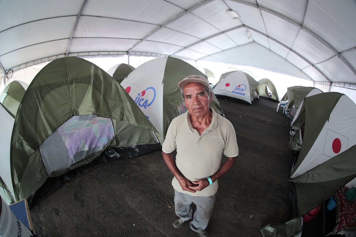 Pedro Ruiz Hernández junto a las carpas instaladas en el albergue ubicado en la finca La Industria. (Foto Prensa Libre: Juan Diego González)