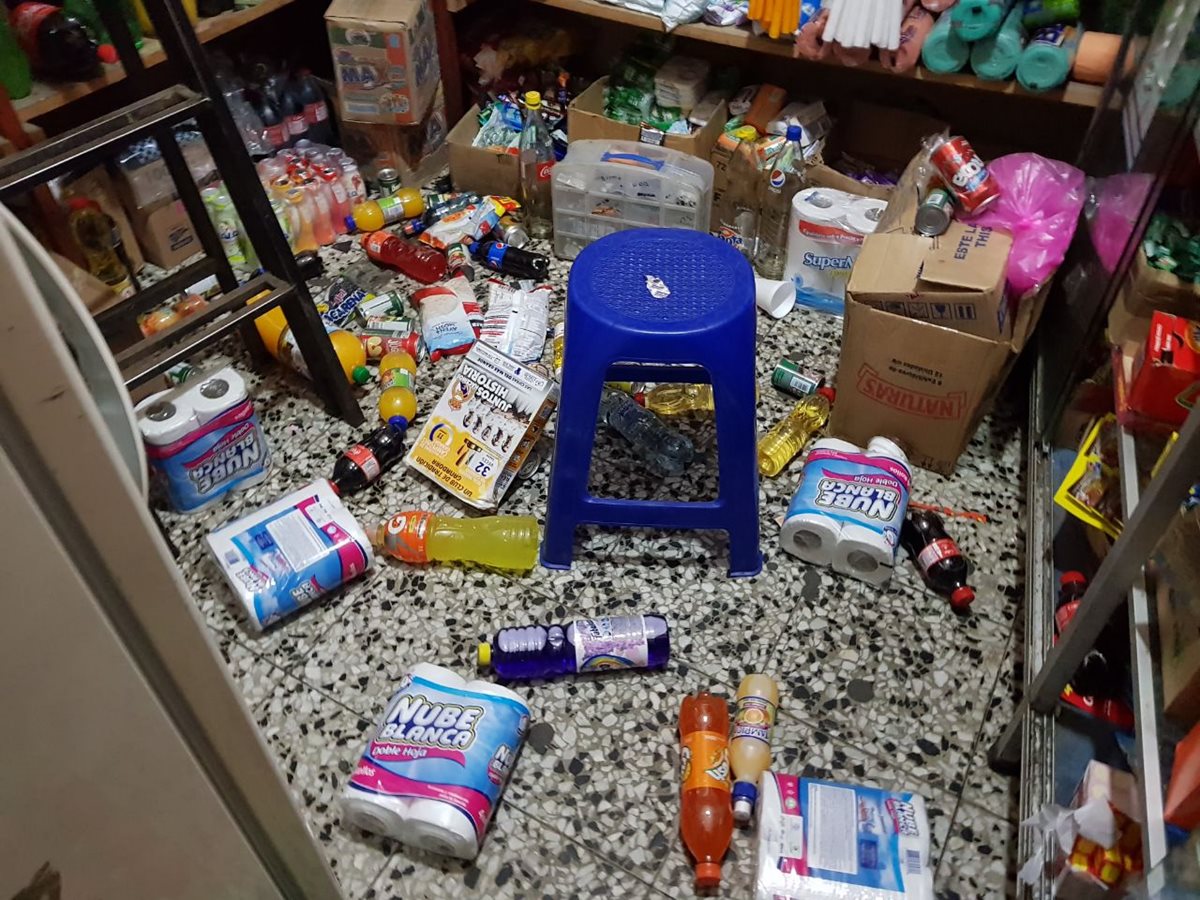 Mercadería se cayó en tiendas de San Marcos.