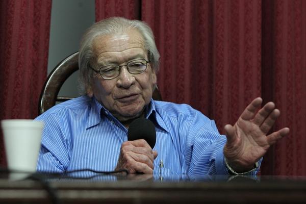 Carlos Guzmán Böckler dicta una conferencia sobre la política coyuntural en la Usac (Foto Prensa Libre: Paulo Raquec)