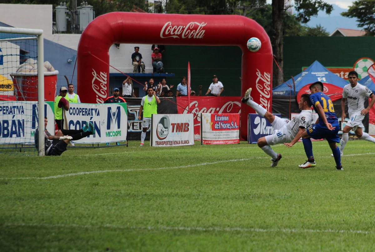 Comunicaciones amargó la fiesta de Cobán en el José Ángel Rossi. (Foto Prensa Libre: Eduardo Sam Chun)