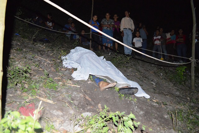 El cuerpo sin vida de Ilse Hernández quedó tendido en el lugar donde fueron atacados a balazos con su esposo Mario Soto. (Foto Prensa Libre: Óscar Figueroa)