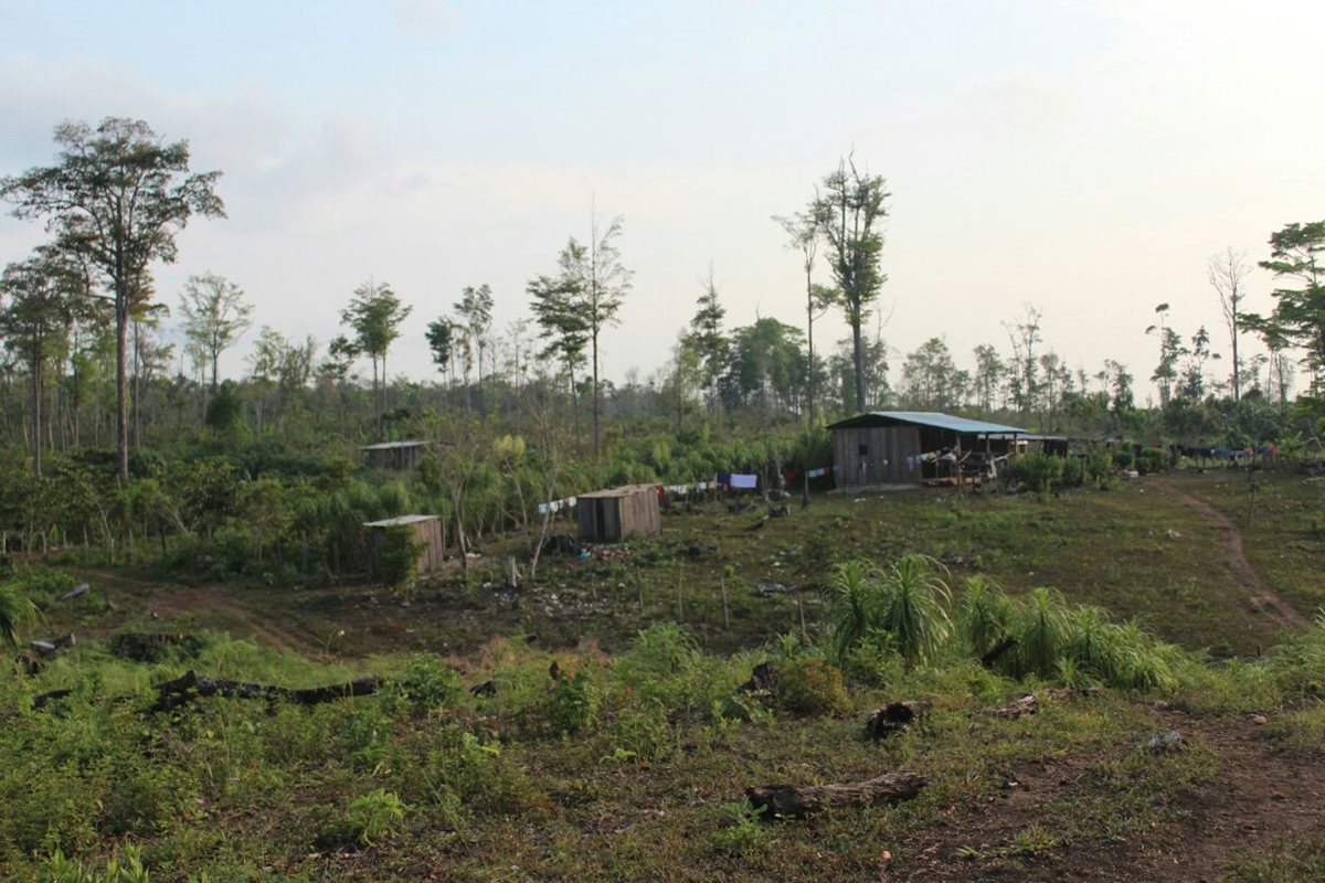 Una de las comunidades en Melchor de Mencos, Petén, donde vecinos reportan que helicópteros sobrevuelan el área. (Foto Prensa Libre: Rigoberto Escobar)