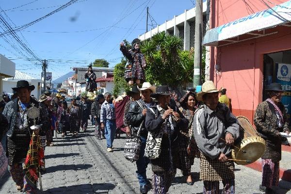 Cofradías de la cabecera de Sololá, cuyo  patrono  es San Isidro Labrador, salen en procesión.