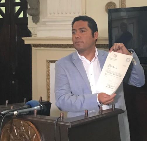 Diputado Fernando García presenta iniciativa que protege a los hombres y a las mujeres durante el embarazo y parto de sus hijos (Foto Prensa Libre: Cortesía)