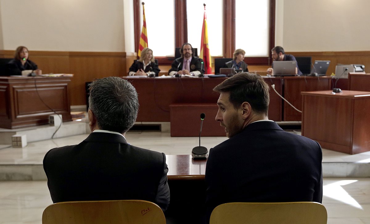 Jorge Messi y el jugador Lionel Messi declaran ante un juez por las acusaciones en su contra de fraude fiscal. (Foto Prensa Libre: AP)