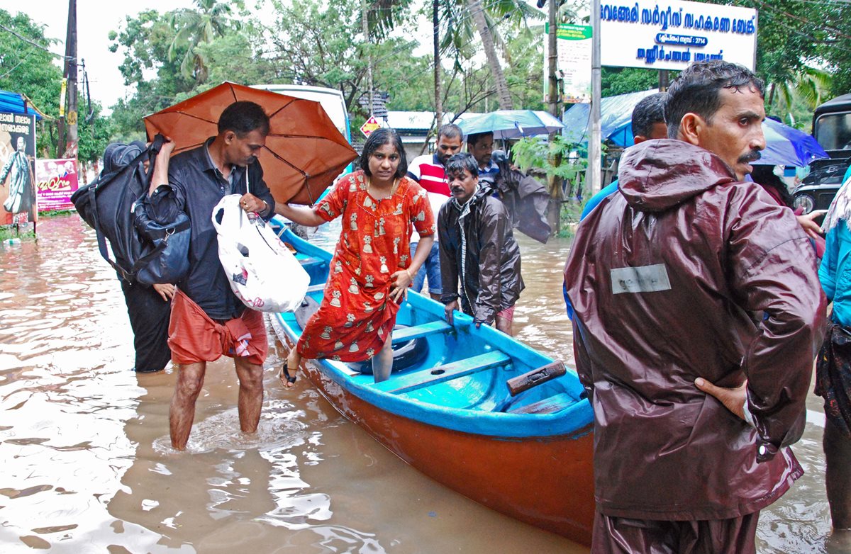 Momento en que las autoridades rescatan a decenas de vecinos por lluvias que han dejado al menos 97 muerto en la India.