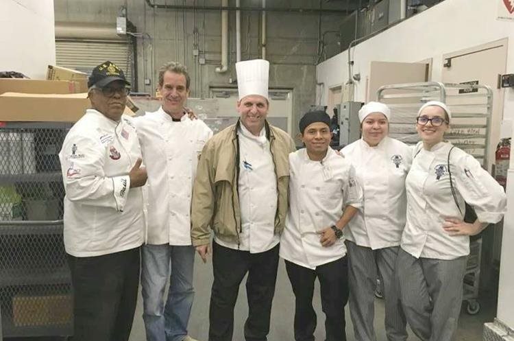 Ortiz, junto al equipo con el que trabaja en la cocina de Beverly Hills. (Foto Prensa Libre: Archivo personal de Osman Ortiz)