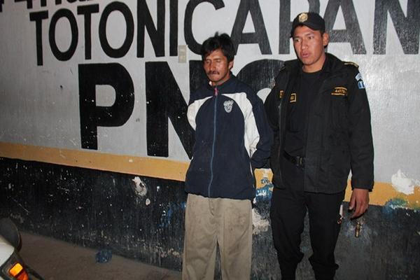 Juan Felipe Alvarado, sindicado del robo de vehículos, permanece frente a la subestación de la PNC, en Totonicapán. (Foto Prensa Libre: Édgar Domínguez)