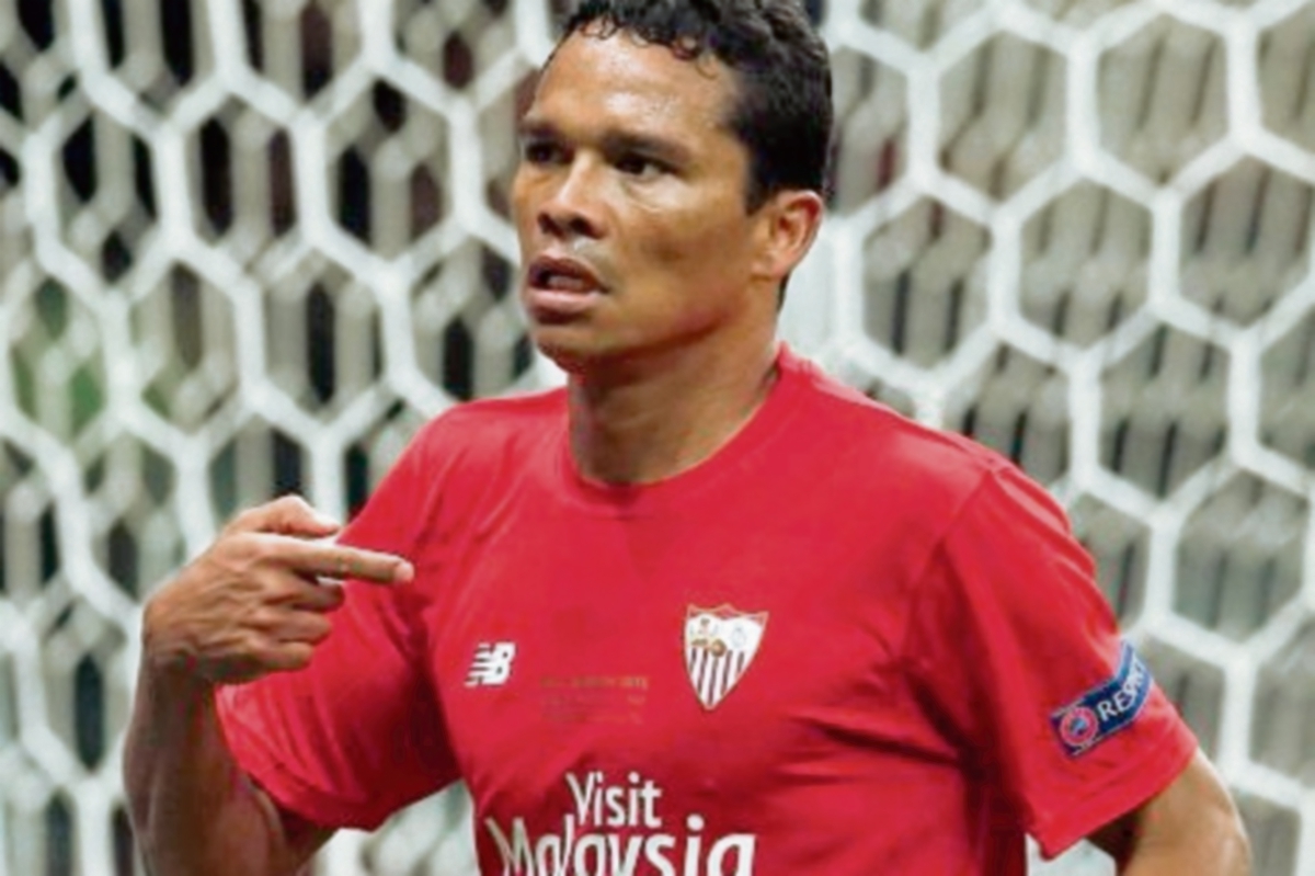 Carlos Bacca podrá disputar la próxima temporada con el Milán tras el acuerdo entre los clubes. (Foto Prensa Libre: EFE)