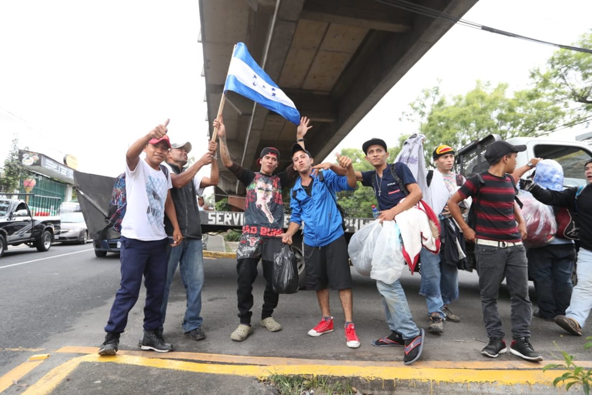 Cientos de migrantes hondureños, en busca de mejores condiciones de vida, continúan su paso por Guatemala rumbo a EE. UU. (Foto Prensa Libre: Óscar Rivas)