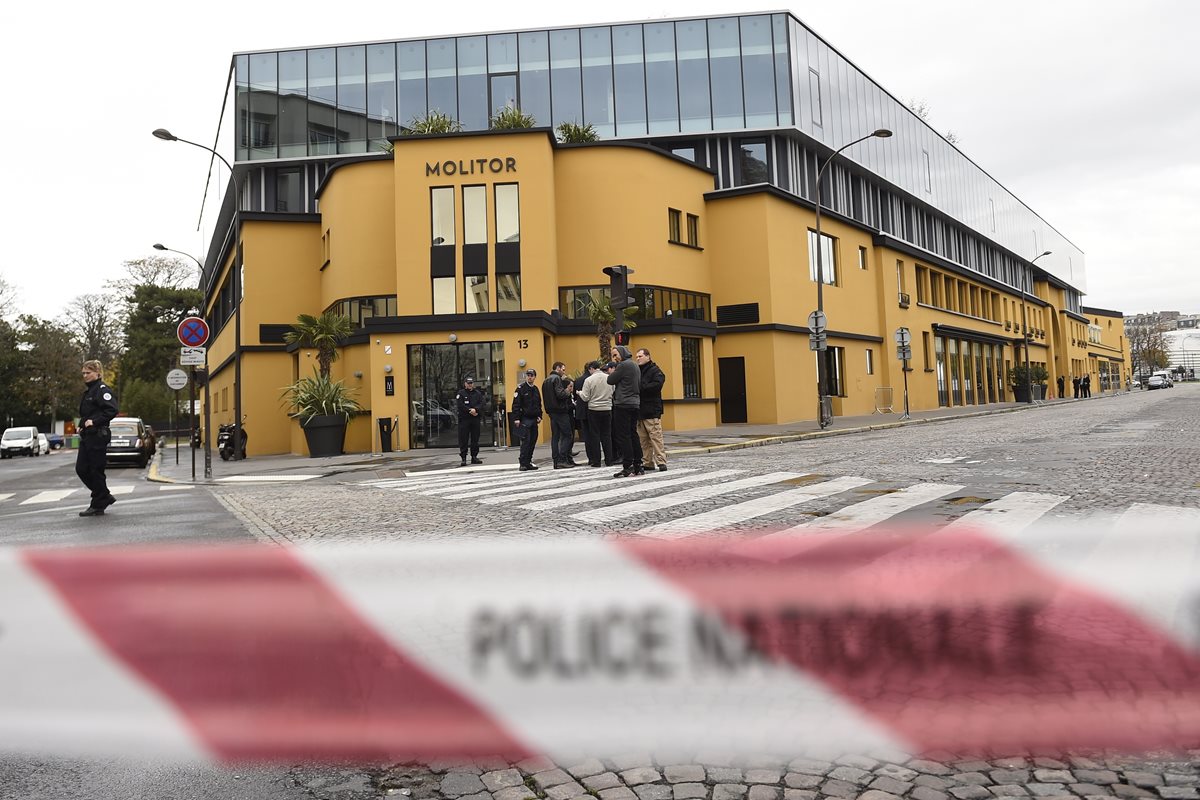 La policía parisina acordonó el área del hotel donde se encuentra la selección alemana, para registrar las instalaciones. (Foto Prensa Libre: AFP)