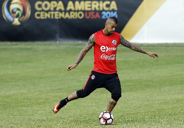 El delantero chileno, Arturo Vidal se pierde por suspensión el juego contra Colombia. (Foto Prensa Libre: EFE)