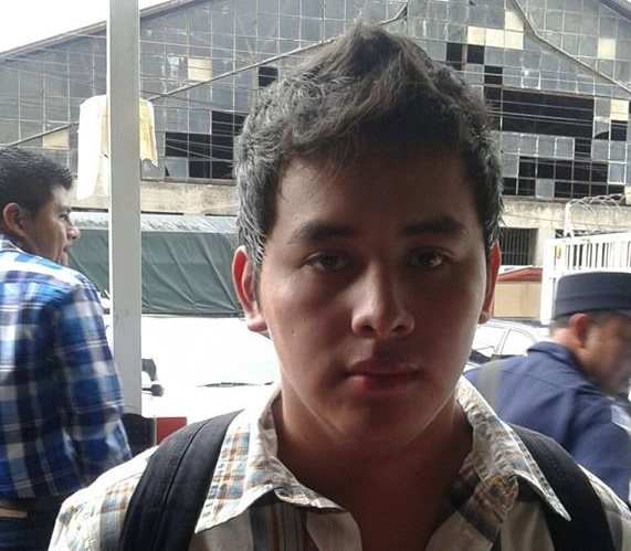 Ronald Samuel Gómez, de 18 años, fue detenido cuando entregaba una nota de extorsión en un negocio de la zona 1. (Foto Prensa Libre: Cortesía PNC)