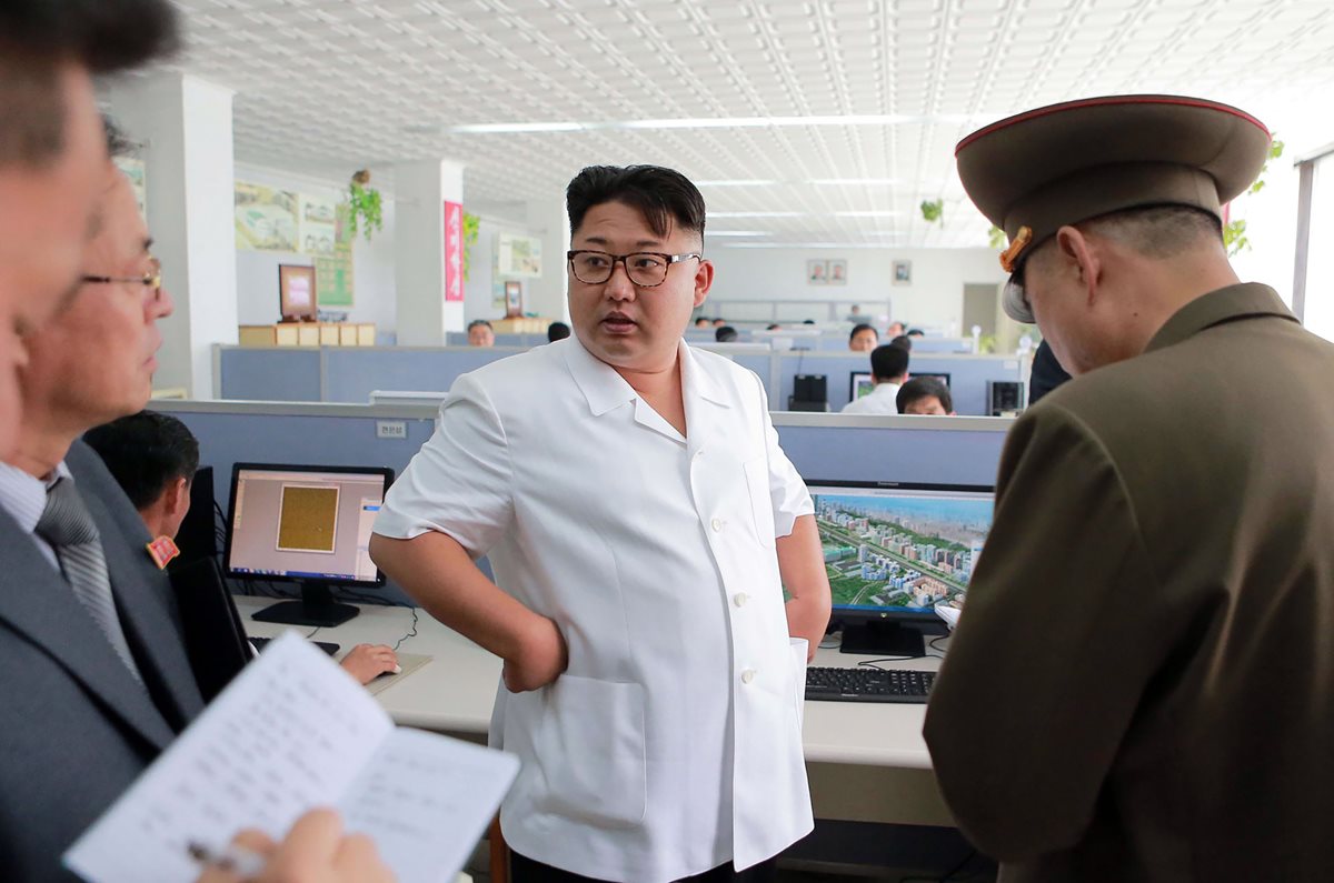 En junio, Corea del Norte condenó las unas sanciones unilaterales aprobadas por EE. UU., contra el líder del régimen, Kim Jong-un (al centro). (Foto Prensa Libre: AFP).