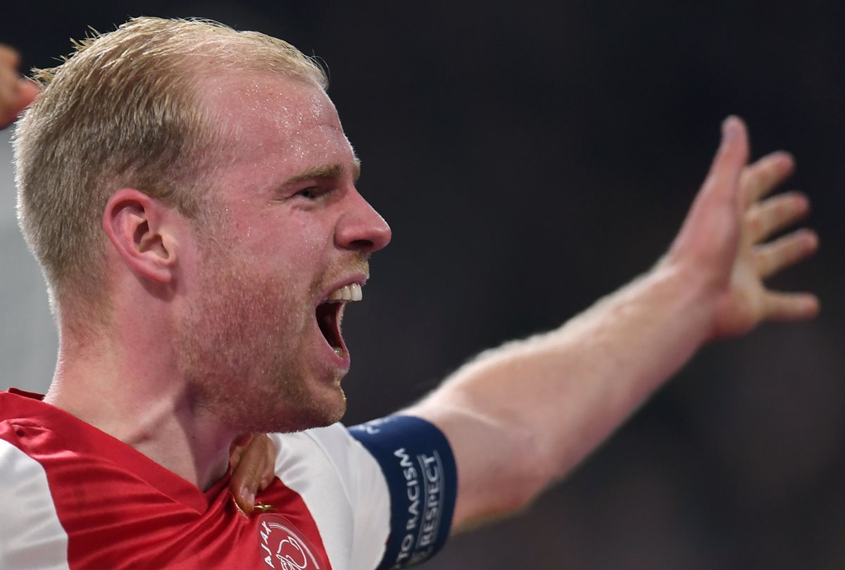 Davy Klaassen fue la figura del encuentro al anotar un doblete para el Ajax. (Foto Prensa Libre: AFP)