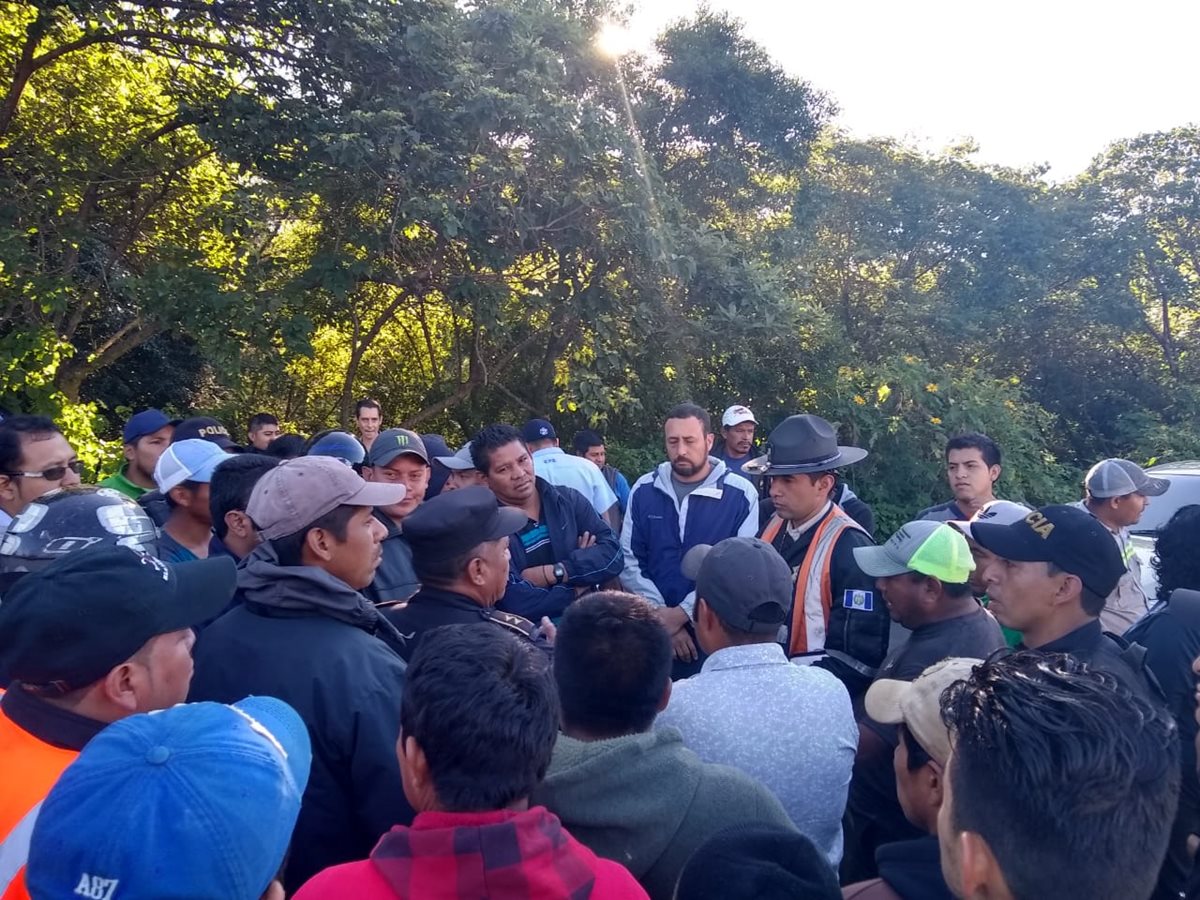 Pese a la advertencia de las autoridades por el peligro de circular en la RN14 y que se cerró el paso, varios usuarios desobedecieron las indicaciones y circulan por esta vía. (Foto Prensa Libre: Conred)