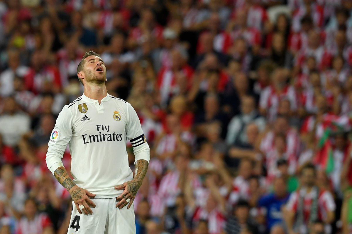 Sergio Ramos muestra su molestia durante el partido en San Mamés. (Foto Prensa Libre: AFP)