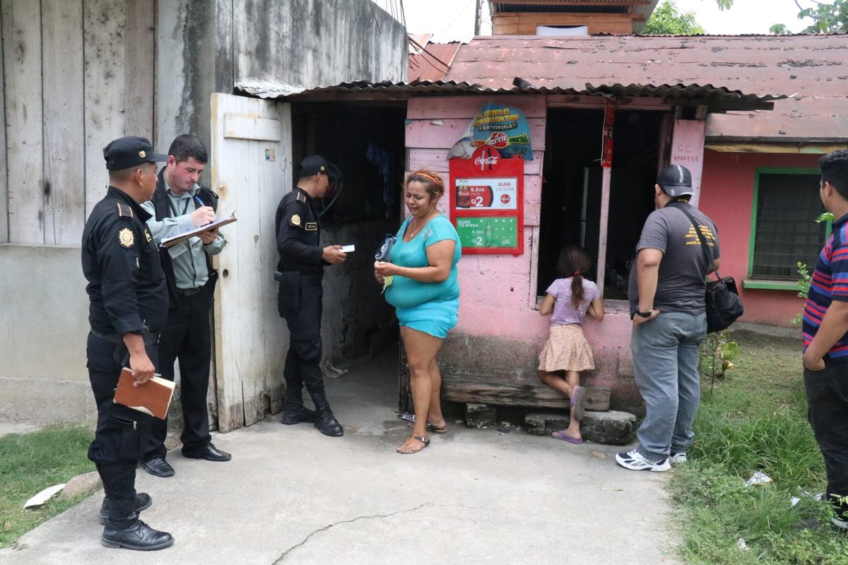 Autoridades inspeccionan la vivienda donde ocurrió el crimen contra Fernanda Guillen, en Puerto Barrios, Izabal. (Foto Prensa Libre: Dony Stewart)