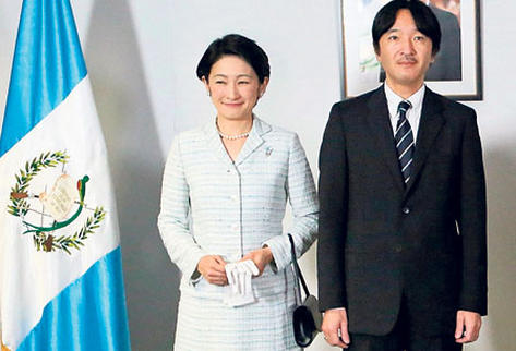 Los príncipes japoneses posan para una fotografía oficial, en el Salón de Protocolo del Aeropuerto Internacional La Aurora, a su arribo al país.