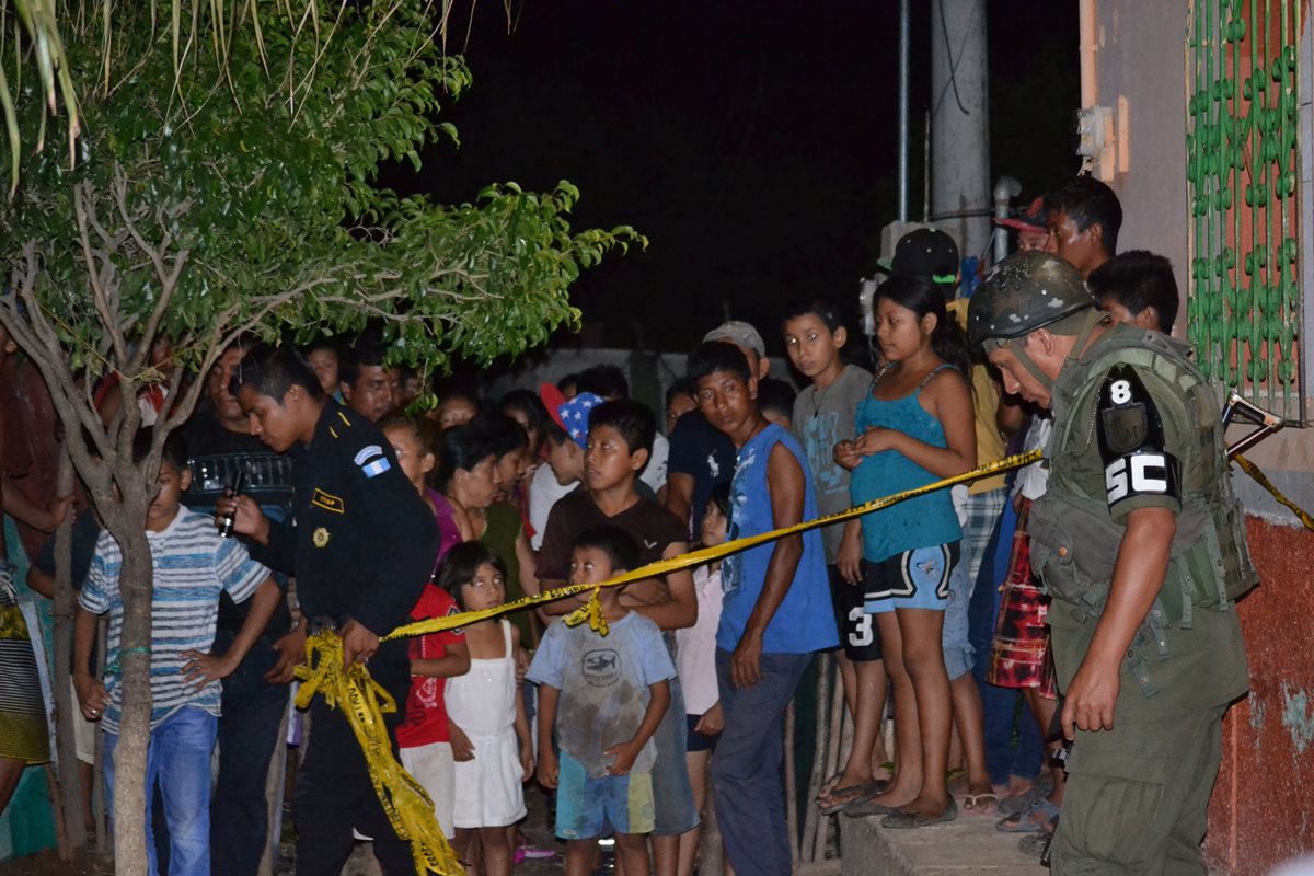 Escena del crimen cometido en el barrio La Estación de la cabecera de Chiquimula. (Foto Prensa Libre: Edwin Paxtor)