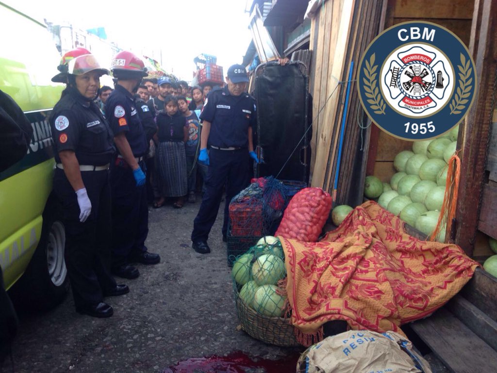 El cuerpo de Meregildo Quinteros Donis quedó sobre la venta de sandías que pretendía vender este sábado. (Foto Prensa Libre: Bomberos Municipales)