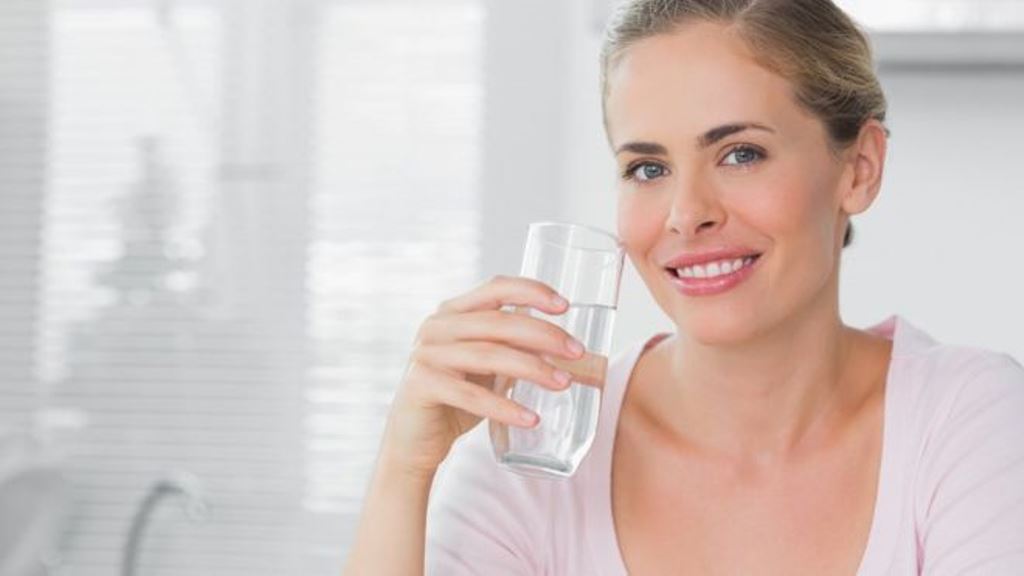 Es importante mantener el mismo nivel de consumo de agua cuando estamos sanos que cuando estamos enfermos. (THINKSTOCK)