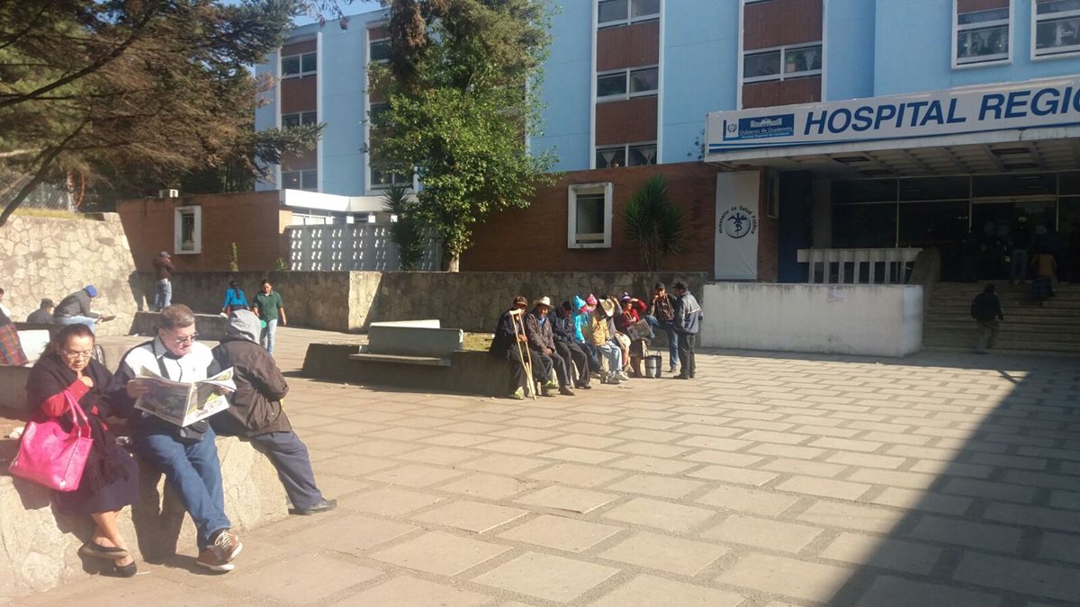 Pacientes del HRO, en Quetzaltenango, esperan información luego de suspensión de atención en la consulta externa. (Foto Prensa Libre: María José Longo)