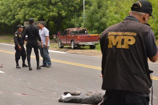 Investigadores inspeccionan el lugar donde murió atropellado Orlando Avidal López, en la ruta entre Zacapa y Chiquimula. (Foto Prensa Libre: Julio Vargas).