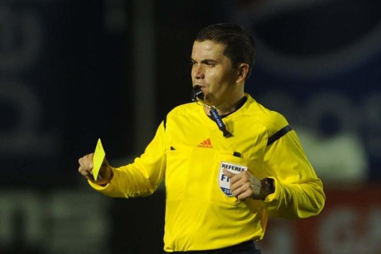 Deportivo Sanarate cuestiana el arbitraje de Jonathan Polanco. (Foto Prensa Libre: Hemeroteca PL)