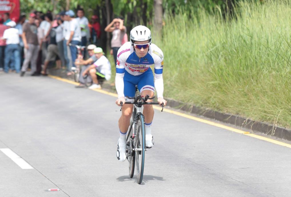 Manuel Rodas contó con el apoyo de los guatemaltecos en su paso por la ruta. (Foto Prensa Libre: Norvin Mendoza)