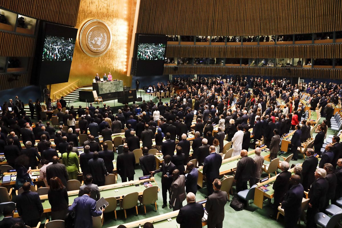 Jefes de Estado y de Gobierno guardan un minuto de silencio en recuerdo del fallecido jefe de la ONU Kofi Annan. (Foto Prensa Libre: EFE)