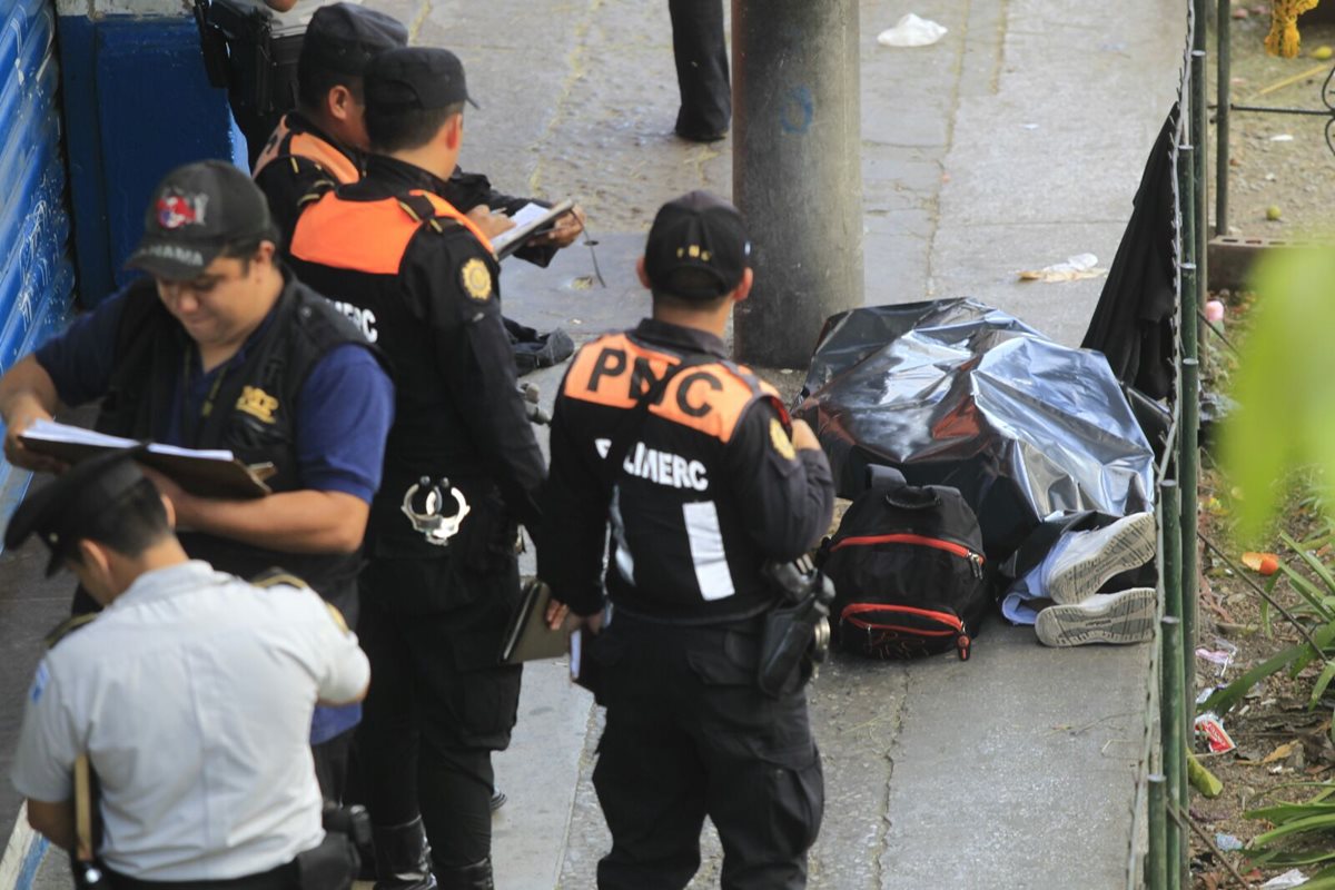 El cuerpo de Mayra Jeaneth Hernández Ortiz quedó a un costado de la Plaza El Amate. (Foto Prensa Libre: Edwin Bercián)