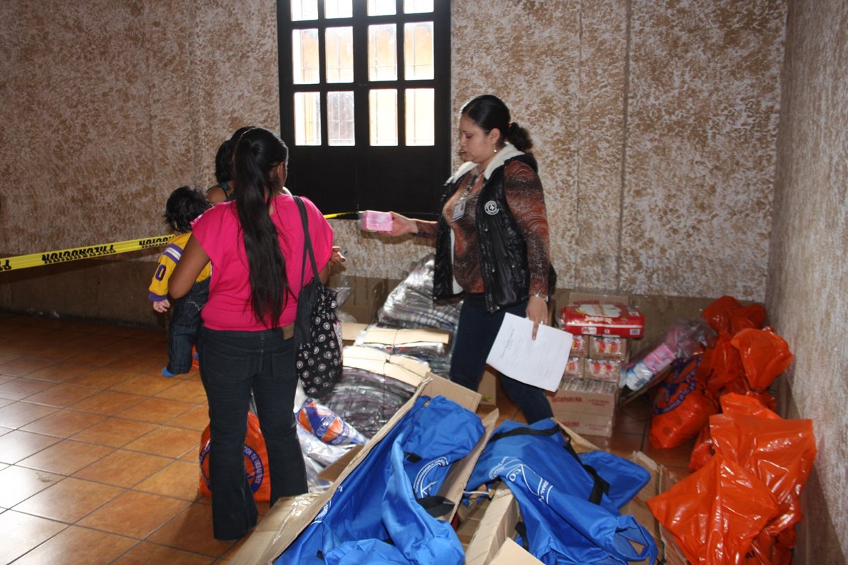 Cinco familias permanecen en el albergue. (Foto Prensa Libre: Renato Melgar)