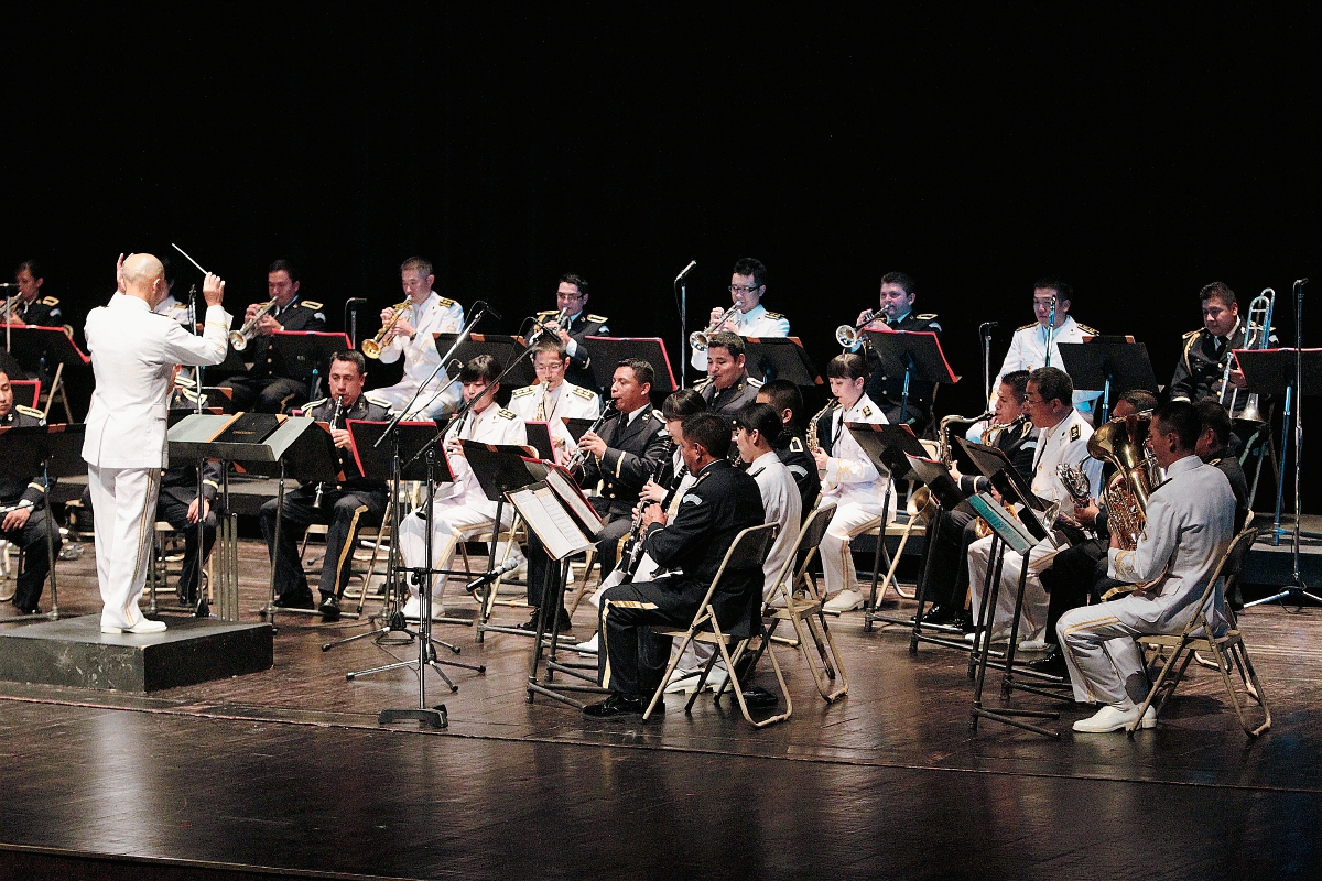 El teniente de fragata Tomo Yamamoto, dirige el ensamble de las bandas de las Fuerzas Marítimas de Autodefensa del Japón y Sinfónica Marcial de Guatemala, en el teatro Efraín Recinos, del Centro Cultural Miguel Ángel Asturias (CCMAA). Foto Prensa Libre: Edwin Castro