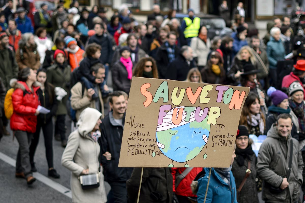 Multitudinarias marchas abren cumbre sobre clima. (Foto Prensa Libre: AFP)